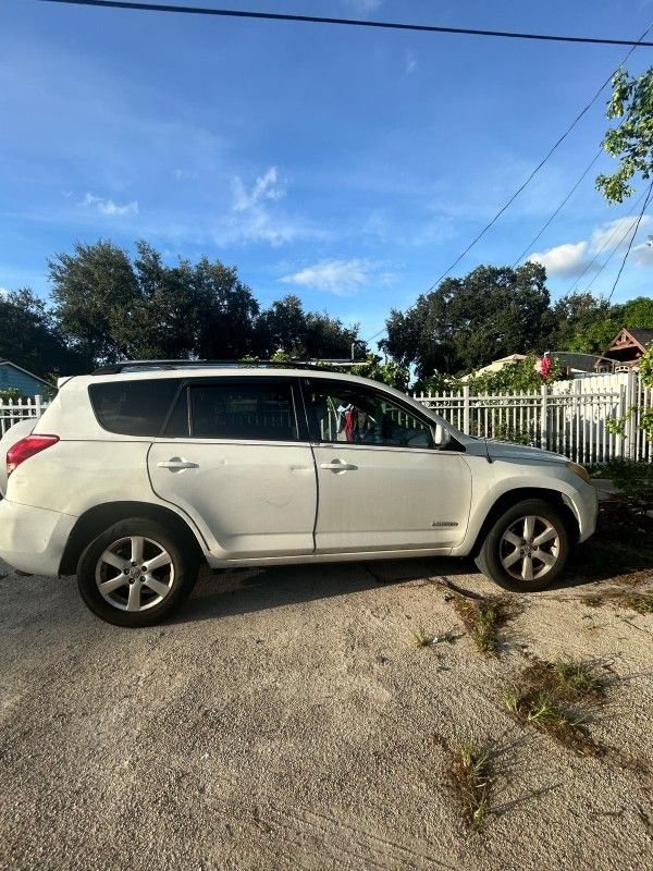 White,Toyota Rav4