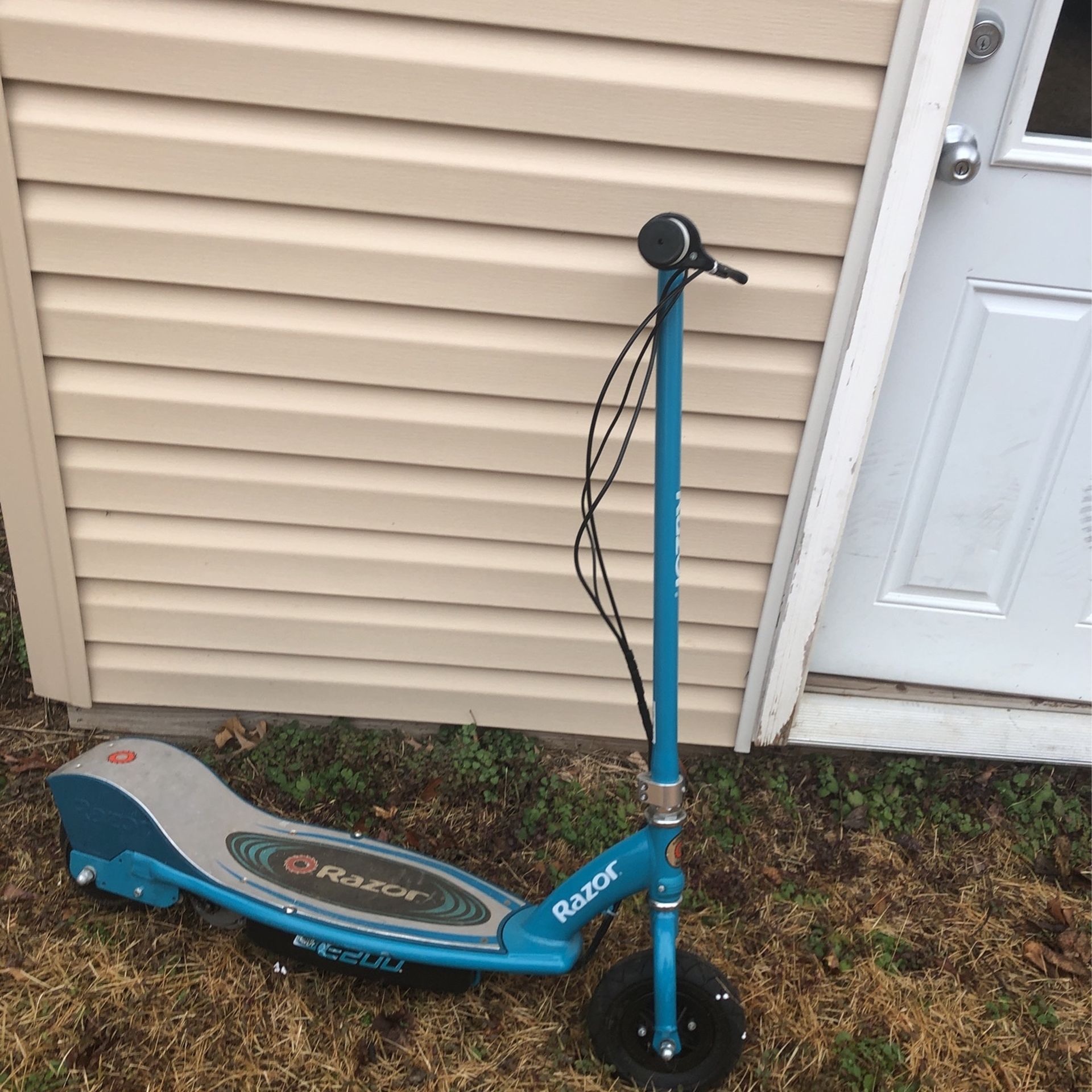 electric razor scooter (needs charger)