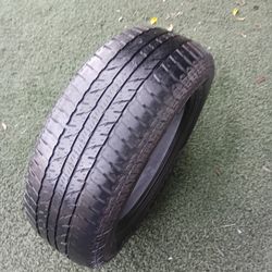 225/65/17 Solo Una 60x100 De Vida Usada Buenas Condiciones No Cracks No Licks No Parches $25 Obo