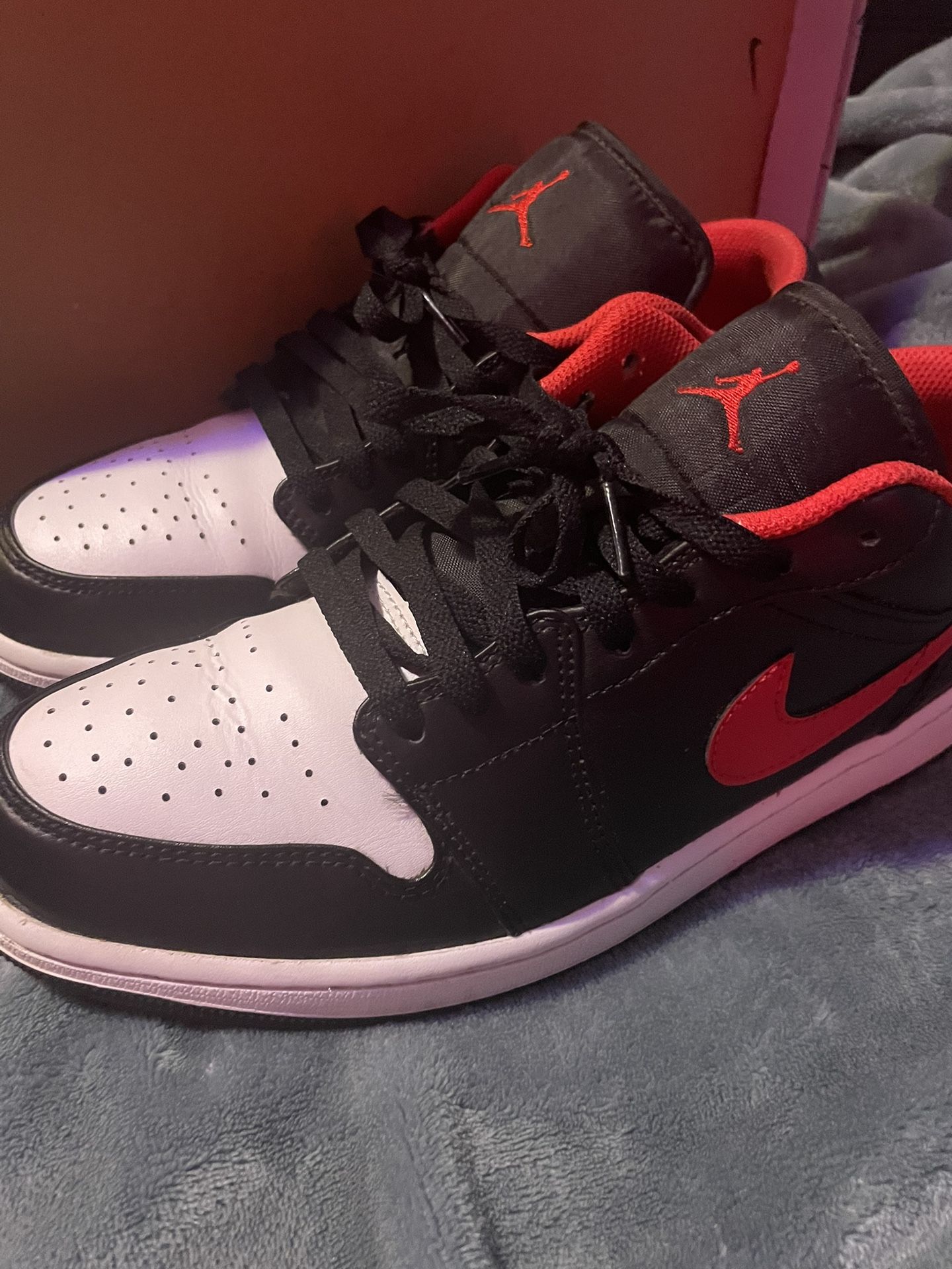 air jordan one low white toe