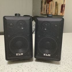 * KLH * INDOOR / OUTDOOR SPEAKERS WITH WALL MOUNTING BRACKETS . GREAT SOUNDING SPEAKERS IN LIKE NEW CONDITION . MUST BE SEEN