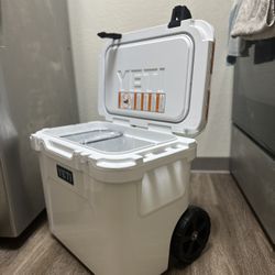 YETI ROADIE Wheeled Cooler 
