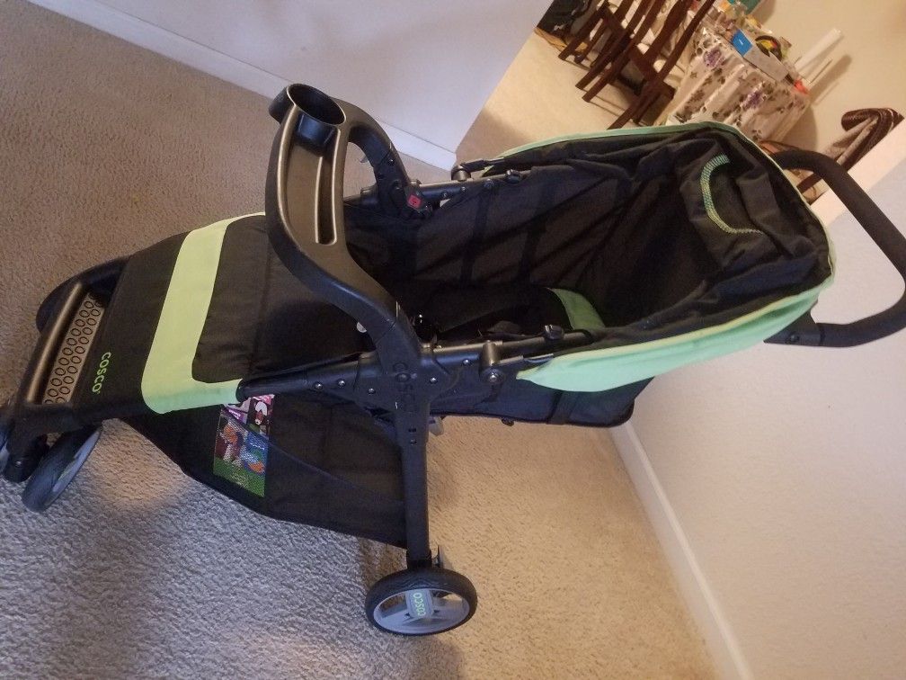 Brand new..used twice..Cosco travel system.. with car seat