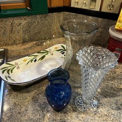  Bread Dish From Italy And 3 Flower Vases 