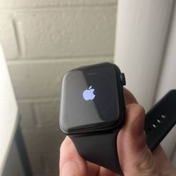 2nd Gen Apple SE Watch (charger +unlocked)