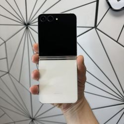 Samsung Galaxy Flip 5 white Unlocked 256GB excellent Condition