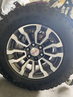 GMC Sierra At 4 rims with tire