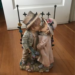 Chidhood Lovers Meet Statue Display