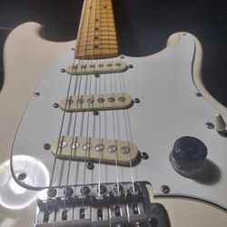 '83 MiJ Roadstar II Strat Guitar EXC* Pro fret-level setup Spa perfect & Case $750