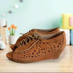 Brand New Shoes Girls Color Tan Heel Platform Size(4) $10