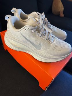 New Nike W/ Size 8 Vomero 18