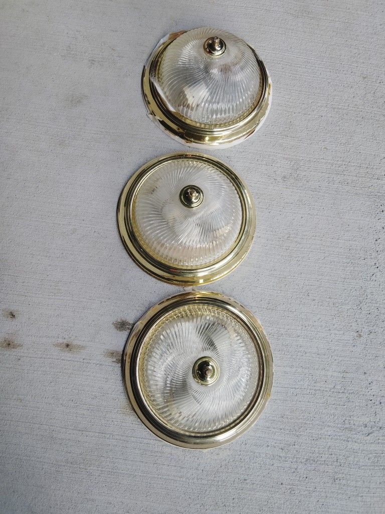 3 light fixtures good shape 50$ each