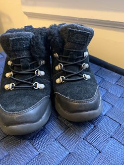 UGGS BOOTS FOR KIDS SIZE 11