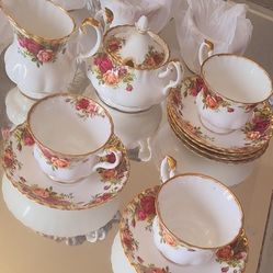 China set Tea Cups Royal Albert Old Country Rose
