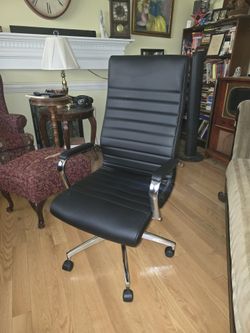 The Bentura Bonded Leather Managers Chair with Chrome Accents (Brand New)