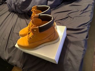 Women Tim’s size 9