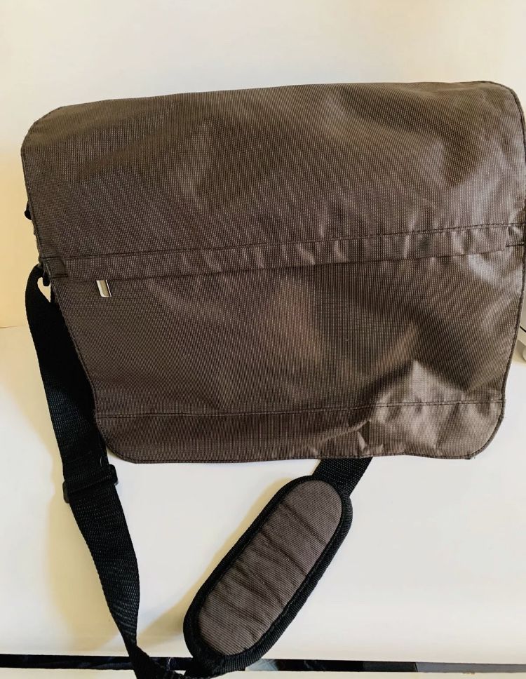 15." Laptop Computer Bag Case w Pocket inside and big pocket outside . Handle Shoulder Strap. Barely used. Please see last picture that show some mini