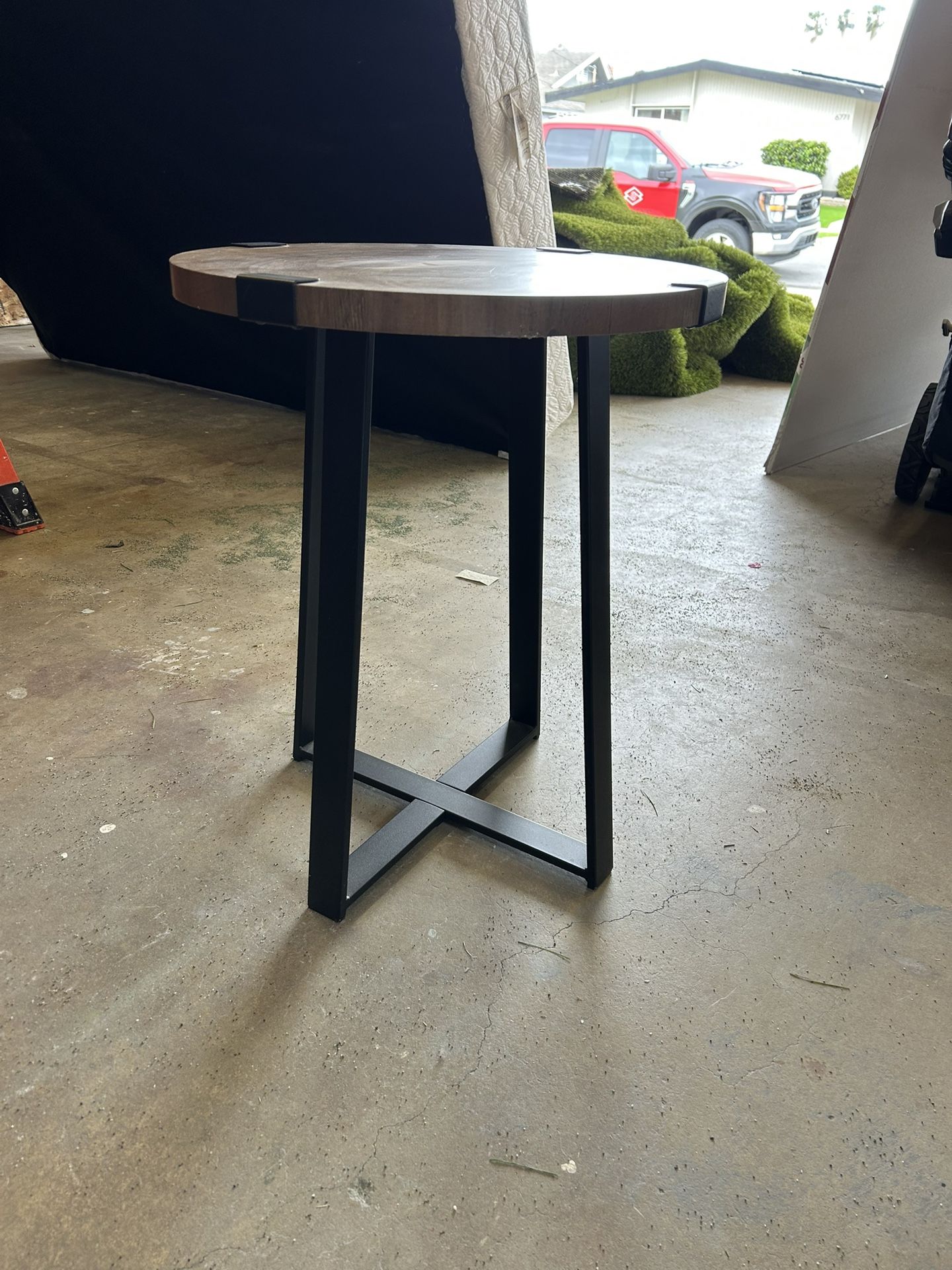Like-new End Table