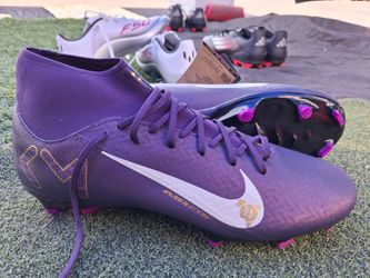 Soccer cleats us size 11.5