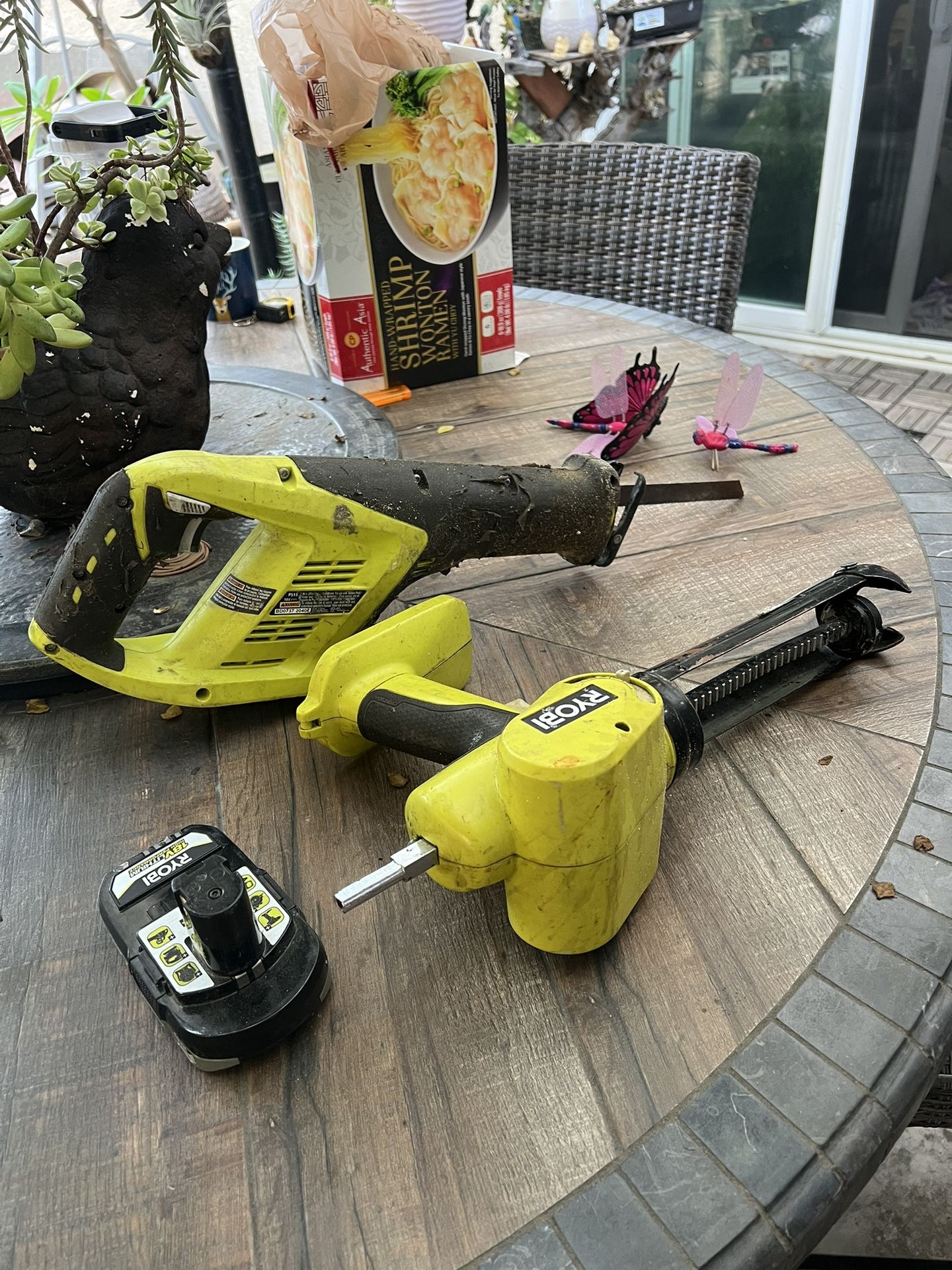 RYOBI 18V CAULK & ADHESIVE GUN & RYOBI SAW + BATTERY