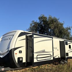 2017 outback  Super-LITE travel trailer  With 3’Super Slide outs 