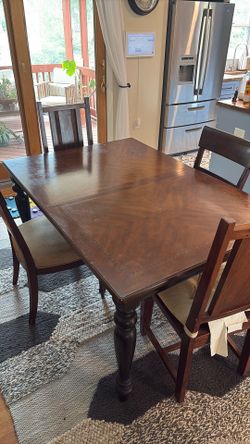 Dining table w/chairs