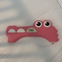 🔥 FULL BABY SET FOR SALE – LIKE NEW 🔥    Selling everything together. My baby barely used it 🙏    Includes:   🛏 White crib   🛏 Mattress in excell