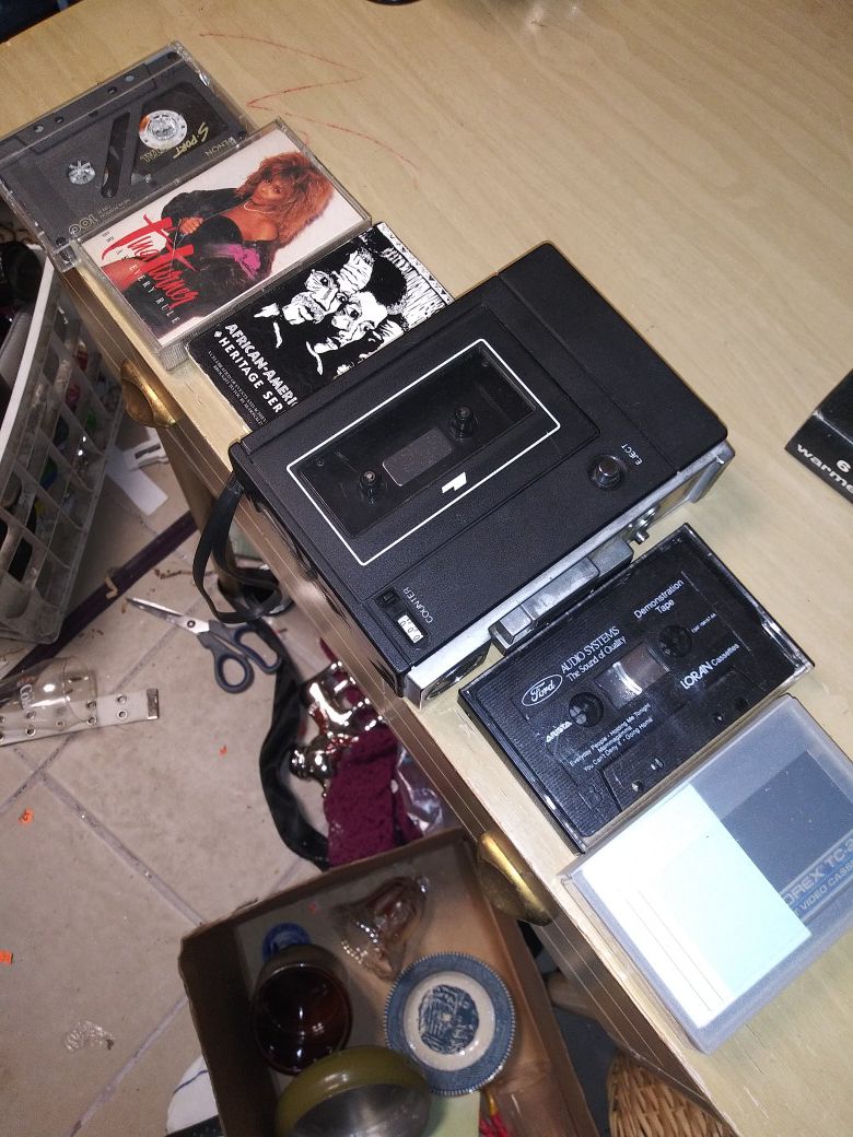 Cassette player and cassettes