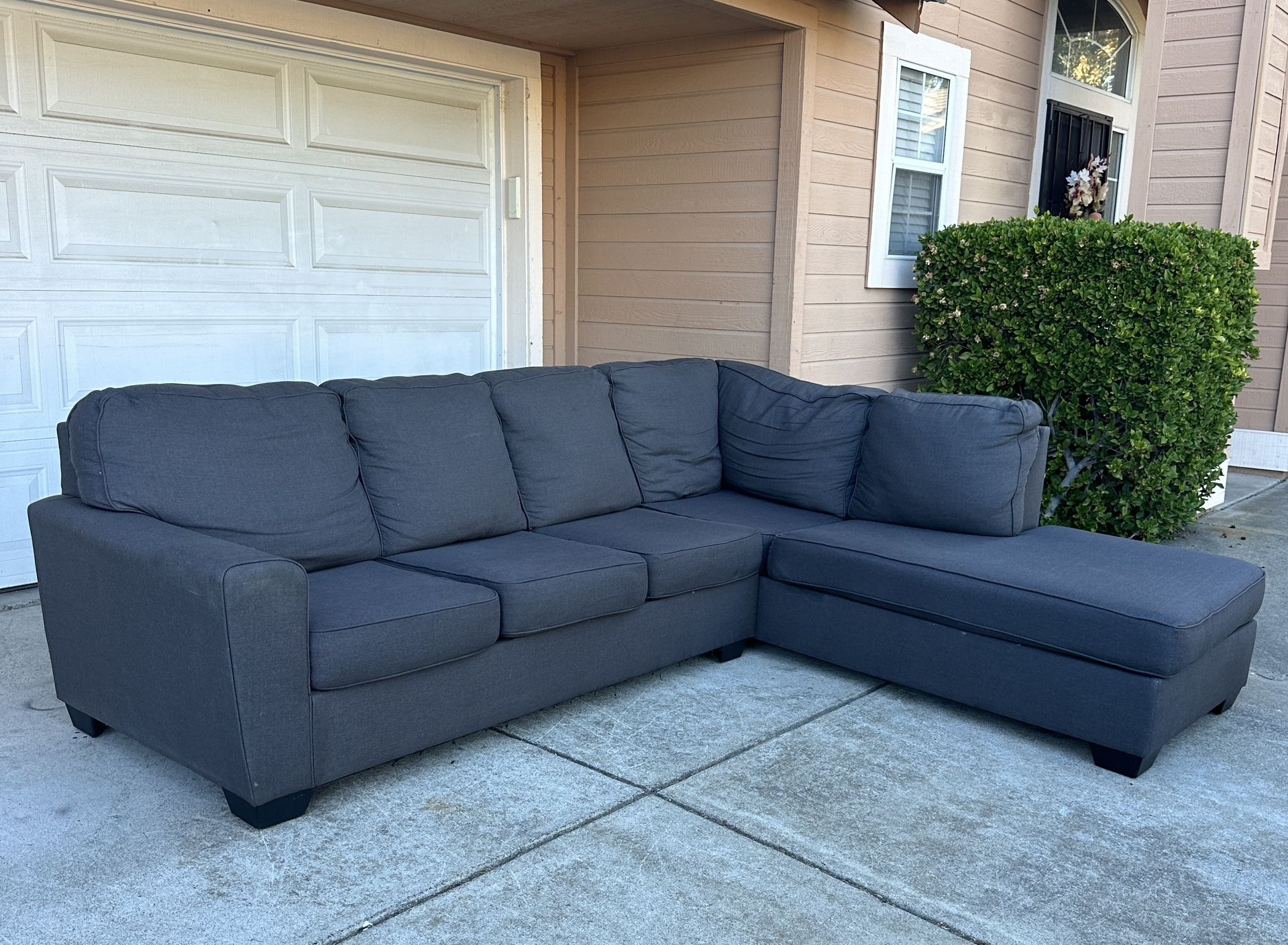 Comfy Ashley Furniture Sectional Couch/Sofa | FREE DELIVERY
