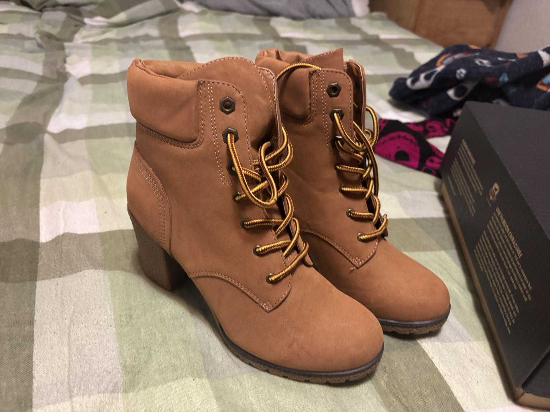 White mt. Size 9 M
