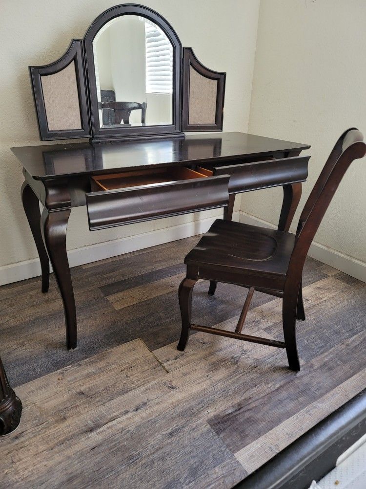 ROOMS TO GO VANITY TABLE/DESK & MATCHING WOOD CHAIR (DETACHABLE VANITY MIRROR)