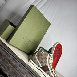 Gucci Tennis Shoe ; Size 4:5