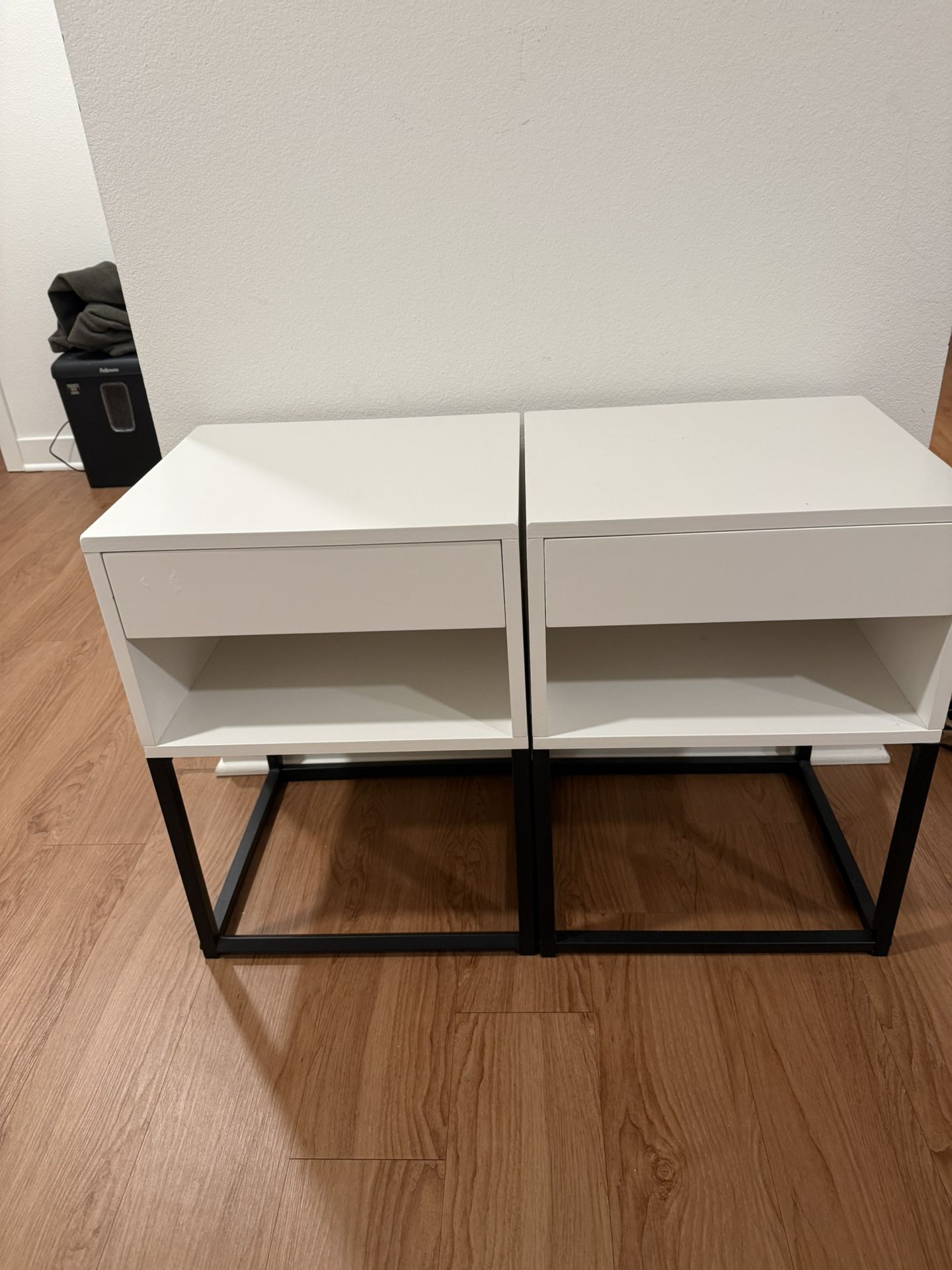 2 Nightstands 