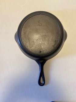 Vintage Lodge #5 F single notch heat ring cast-iron skillet sits flat