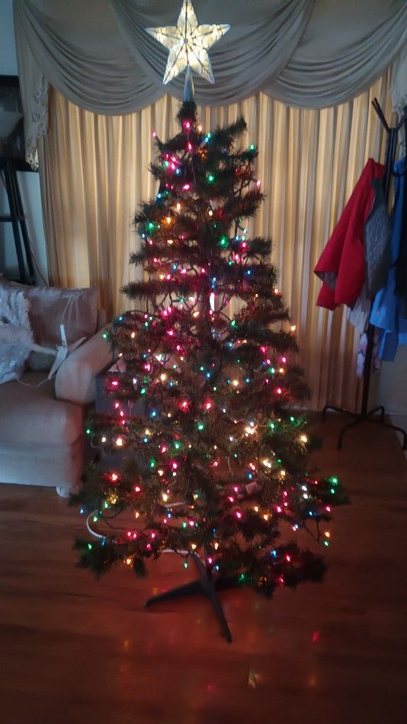 5 1/2 Foot Artificial Christmas tree With Multicolored Lights And Star