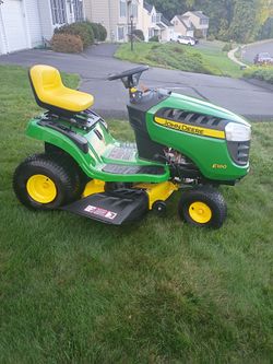 John Deere e100 17.5 hp Briggs & Stratton 42-in deck, absolutely showroom condition ! Fully serviced ready to go