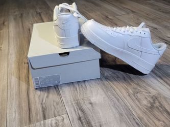 Size 7 white air force 1s