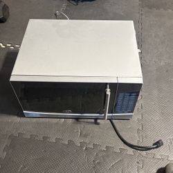 Oster 1000 watt Microwave Barely Used