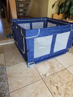 Puppy/Dog play pen with gate