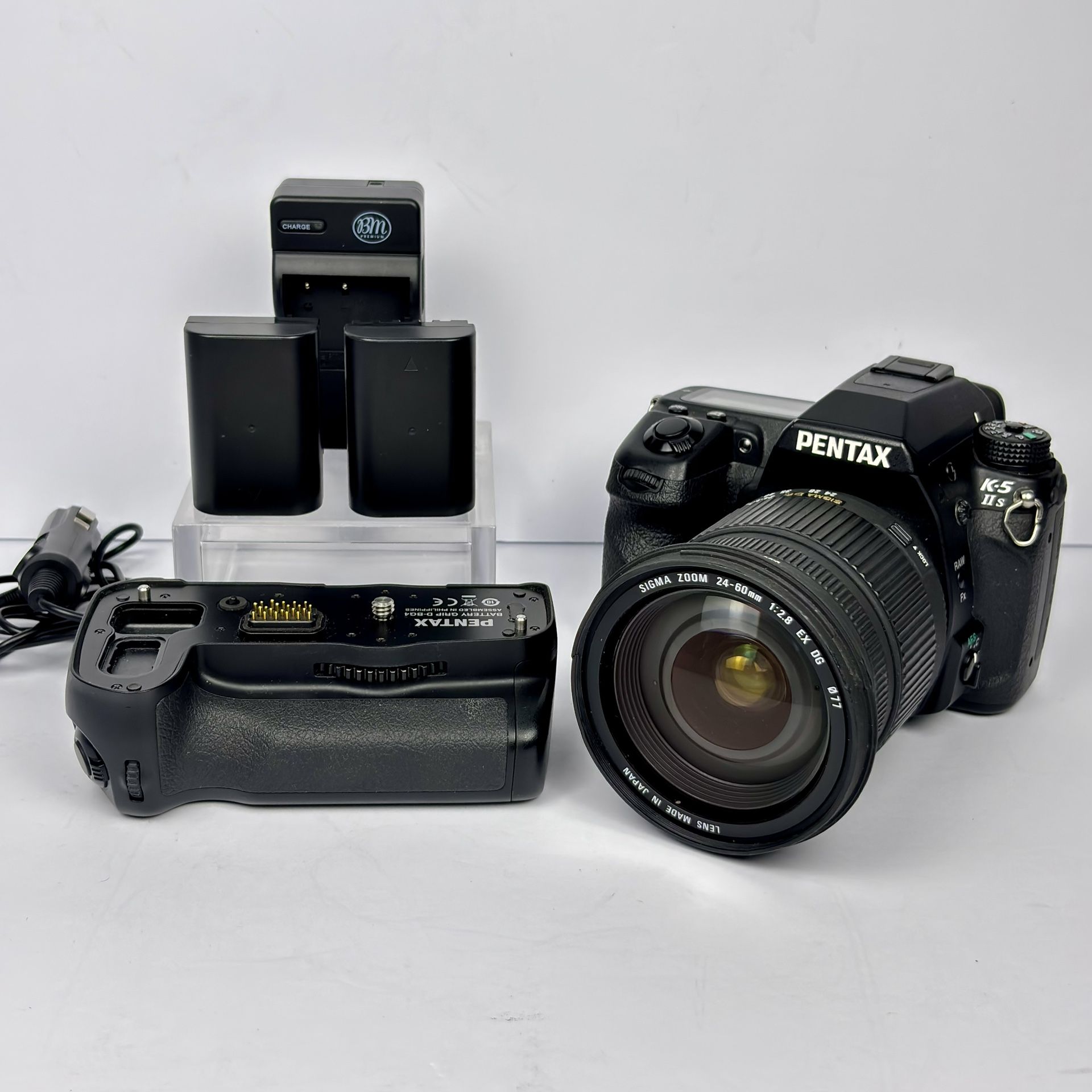 Pentax K-5IIs 16.3 MP Digital SLR Camera Battery Grip 24-60 F2.8 30k Shutter