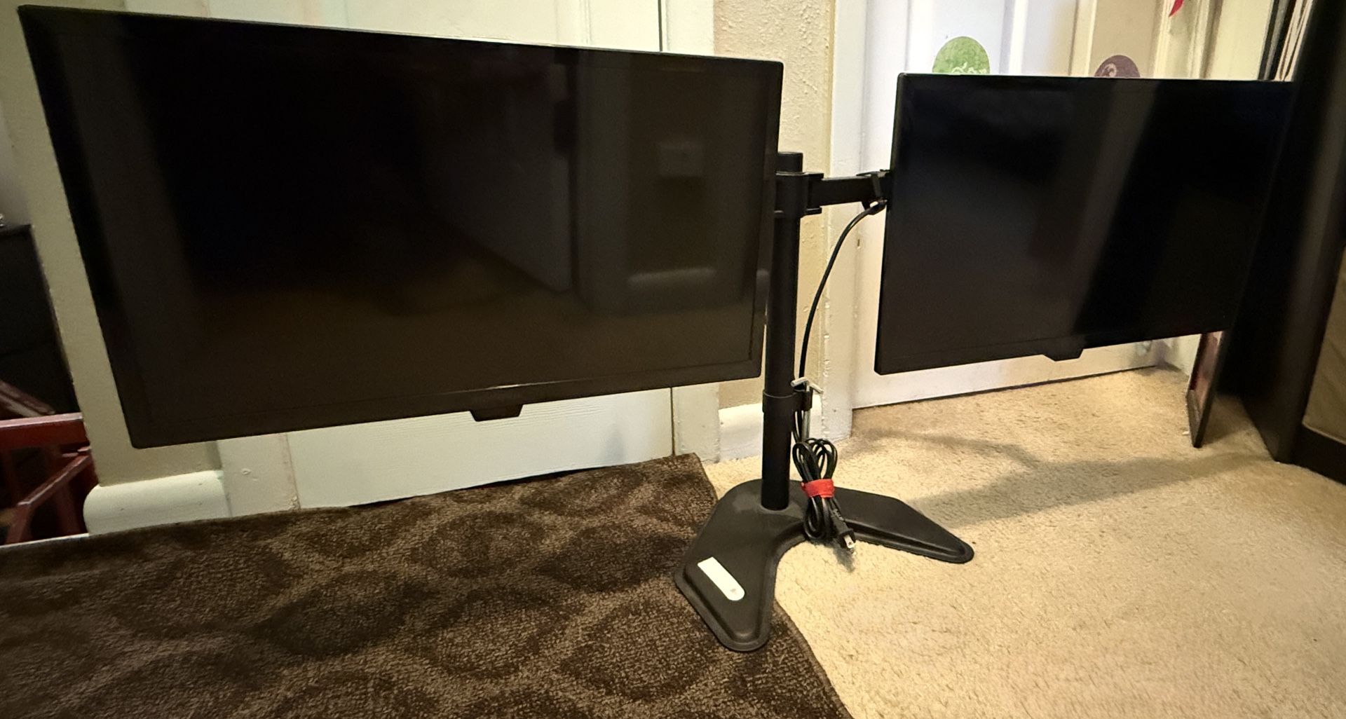 Dual-Screen TV Setup – 2 Insignia 22” TVs w/ Full-Motion Mount & Remotes 