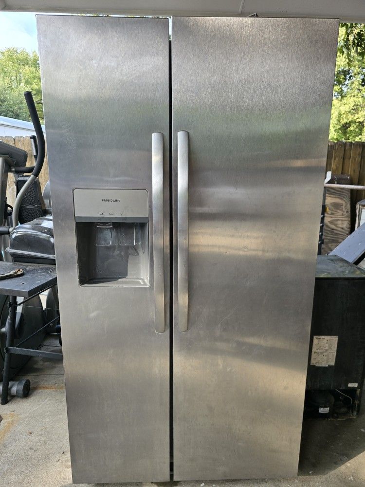 Fridgedaire Full Sides Kitchen Refrigerator