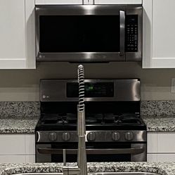Stove And Microwave 