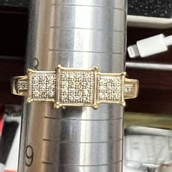 Luxurious Diamond, 10 Karat Gold Size 8