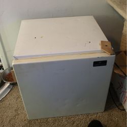 Mini Fridge $50 (WORKS PERFECTLY)