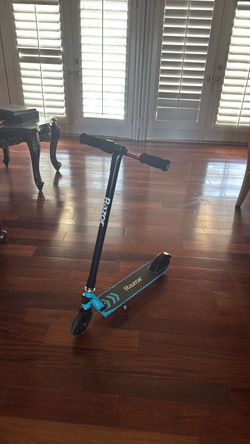 Blue and black razor scooter