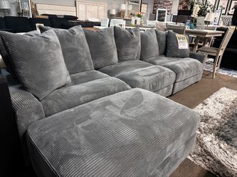 Stunning modular sectional! 🏠🚨 Deep seating!