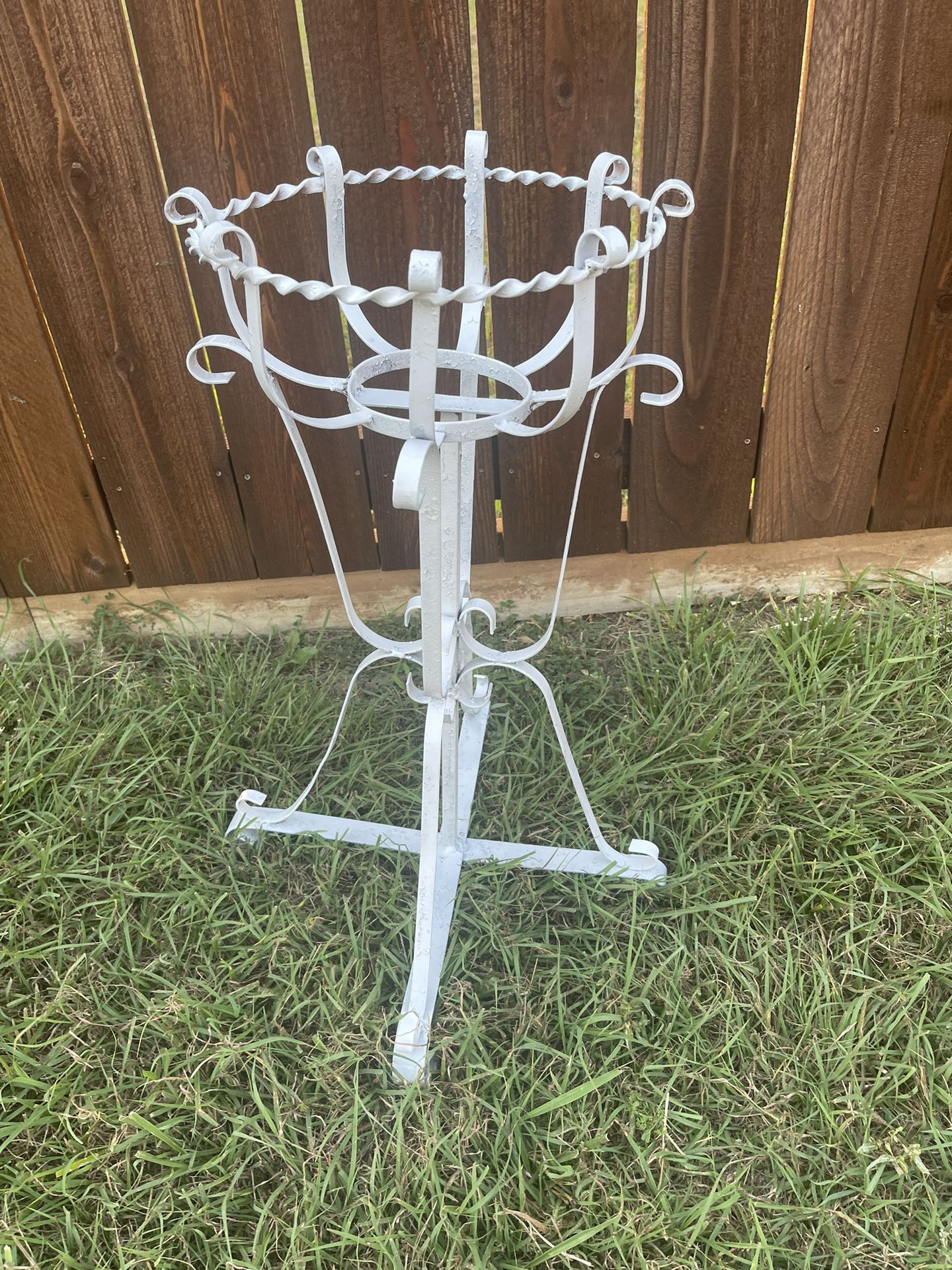Vintage White  Unique  Wire Basket Plant Holder Wrought Iron Metal Plant Stand