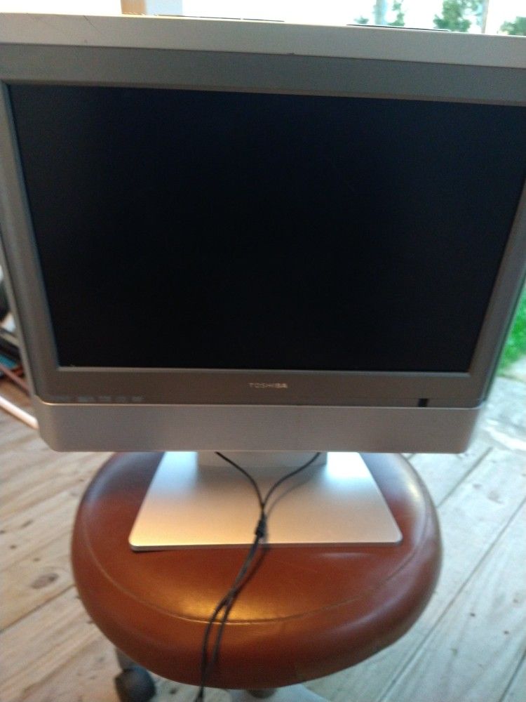 17 Inch TV With DVD Player And Remote