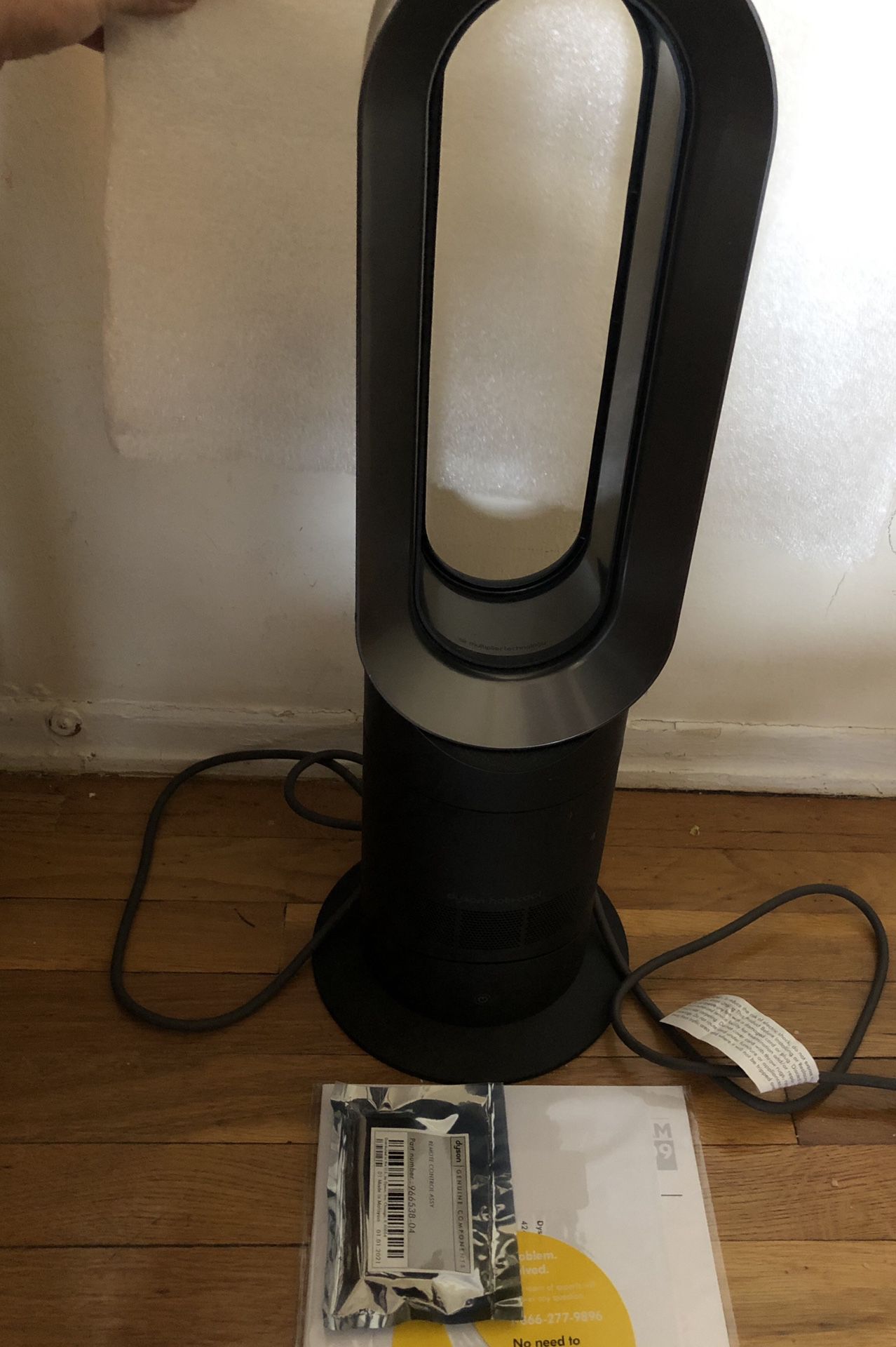 Dyson Hot+Cool Air Multiplier, Jet Focus Fan Heater black/silver - AM09  In very good condition , working perfect  Will ship in non-retail box.  Comes